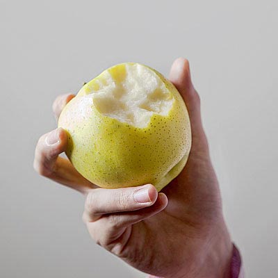 غذاهای نفاخ,مواد غذایی ضد نفخ شکم,سیب