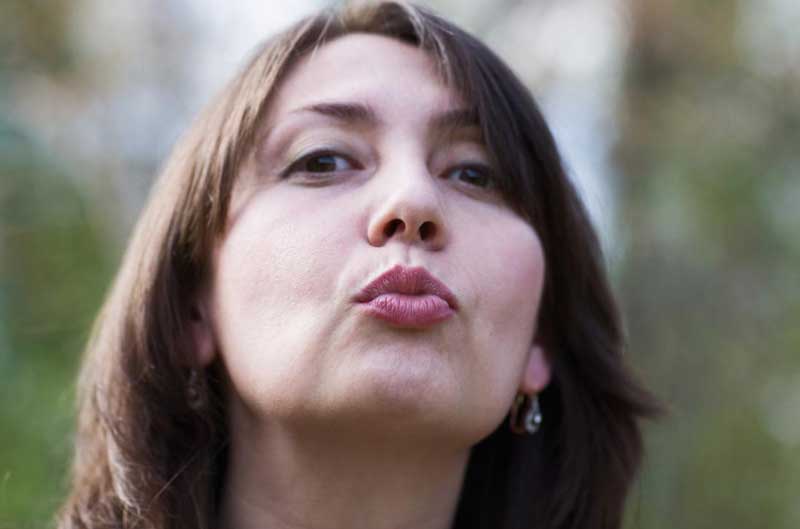 تمرین درمان غبغب woman-kissing-the-air