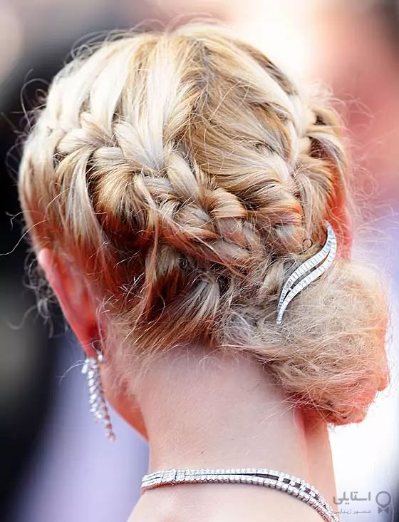 موی جمع و گیس شده یک طرف سر