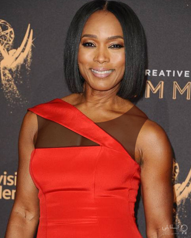 مدل موهای باب یک تکه آنجلا باست که فرق وسط دارد، حتی شیک‌تر از همیشه به نظر می‌رسد.