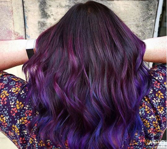 رنگ موی بادمجانی با رگه‌های آبی