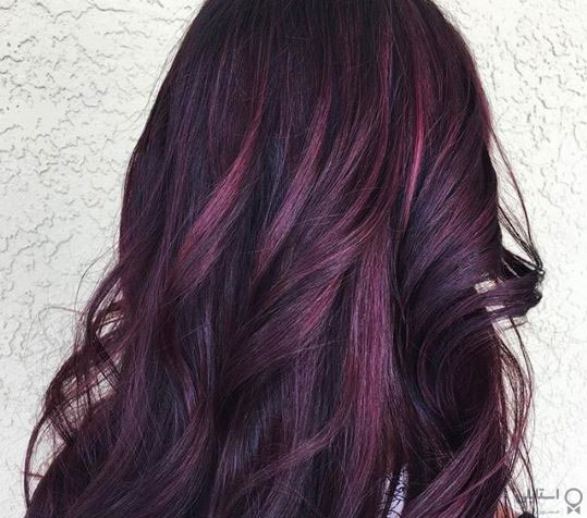 رنگ موی بادمجانی با رگه‌های آبی