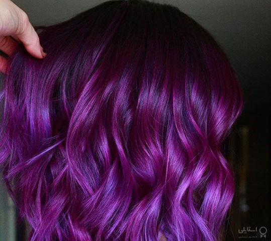 رنگ موی بادمجانی همراه با رگه‌های شرابی