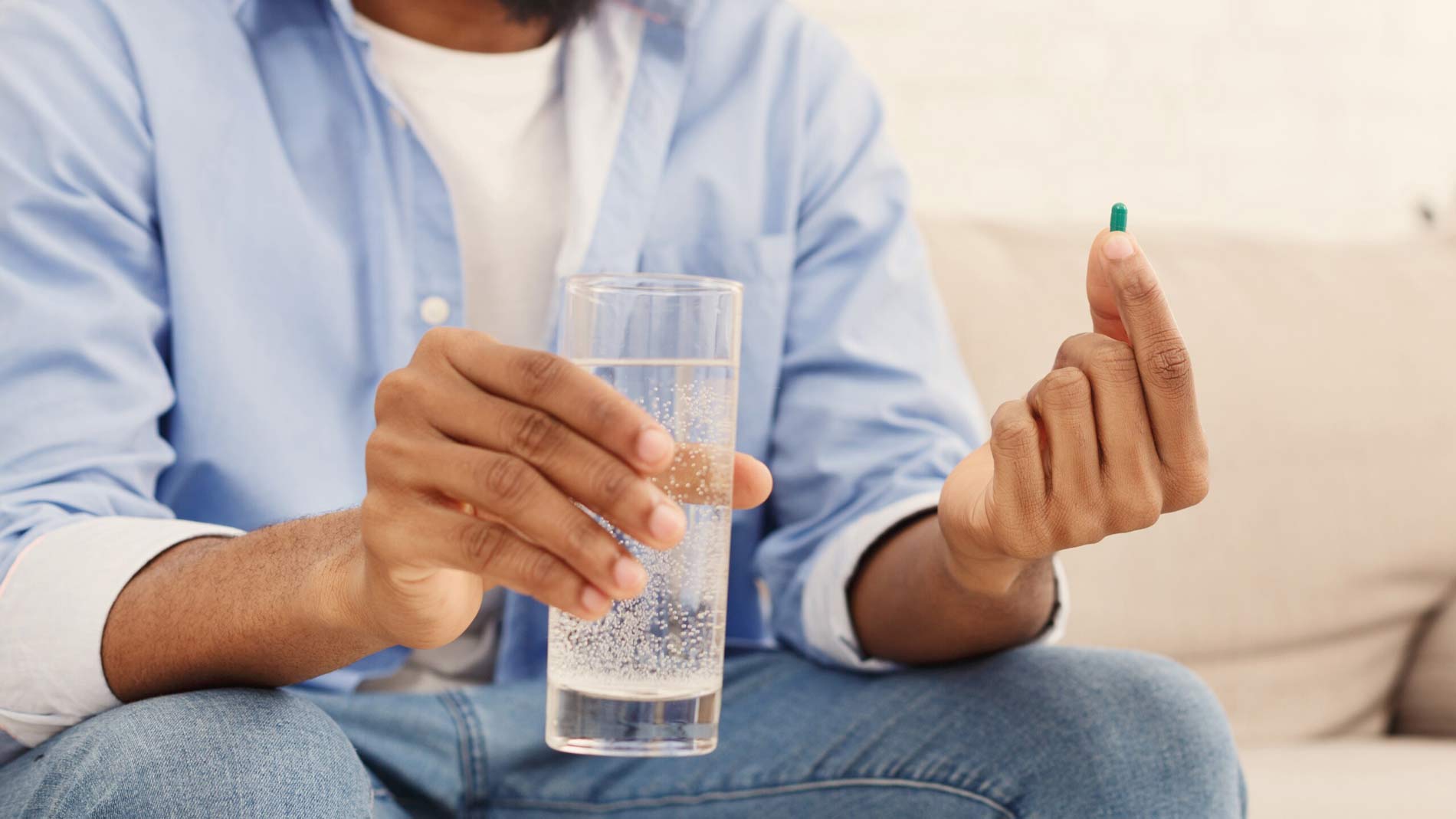 هنگام گیر کردن قرص در گلو چه کنیم؟