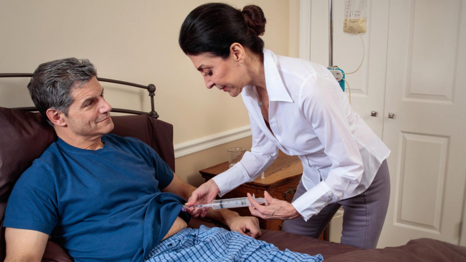 گذاشتن یک لوله تغذیه در خانه