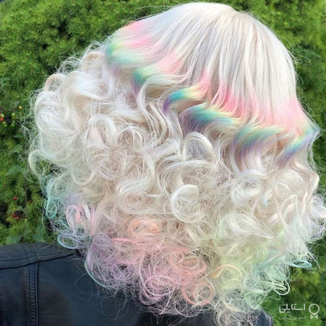 رنگ موی مادر مرواریدی با موهای فرفری