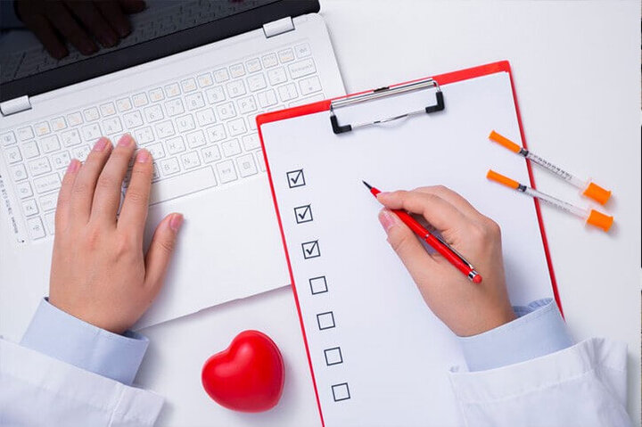 خستگی زیاد و درد در قفسه سینه نشانههای مهمی هستند و باید با چک آپ قلب و انجام تست قلب ربط آنها به قلب را بررسی کرد.