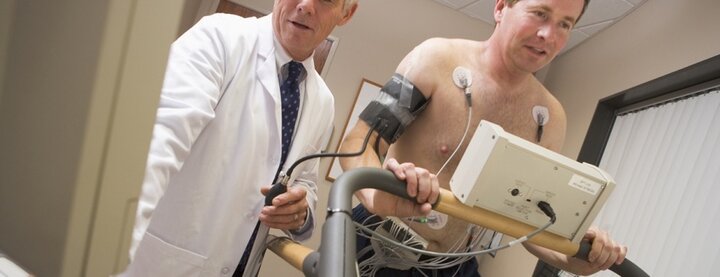 با تست استرس ورزش، روی تردمیل میدوید و پزشک وضعیت عملکردی قلب را تست میکند.