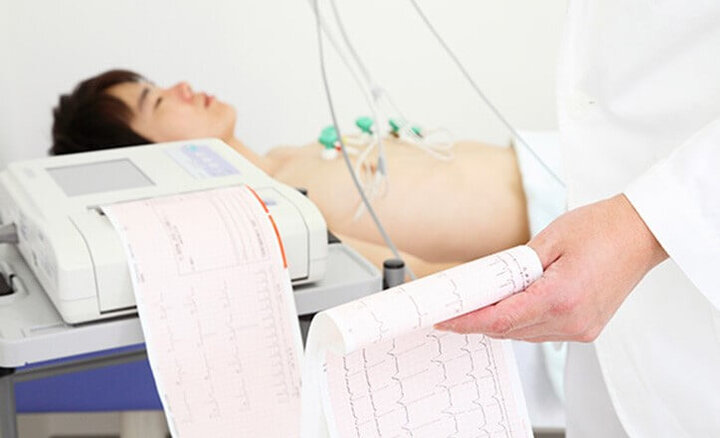 در صورت وجود سابقه بیماری قلب در خانواده، بهتر است زودتر چک آپ قلب را انجام دهید.