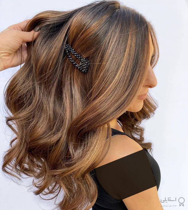 رنگ موی قهوه‌ای طبیعی با هایلایت کاراملی