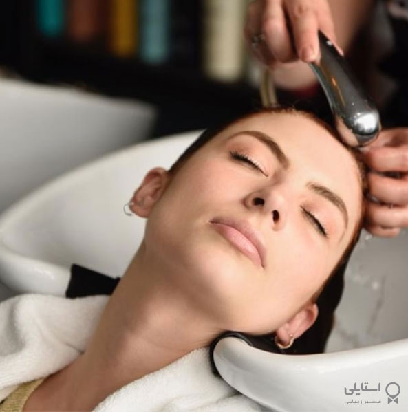 در زمان شستن موهایتان از آب خیلی داغ استفاده می‌کنید